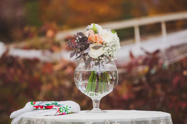 Flores decoran una hermosa boda —  Fotos de Stock