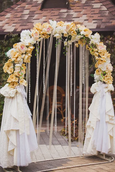 Цветы украшают свадебную арку — стоковое фото