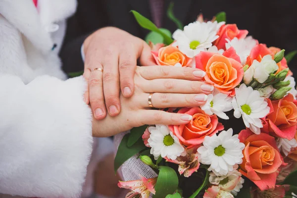 Anneaux de mariage dorés — Photo