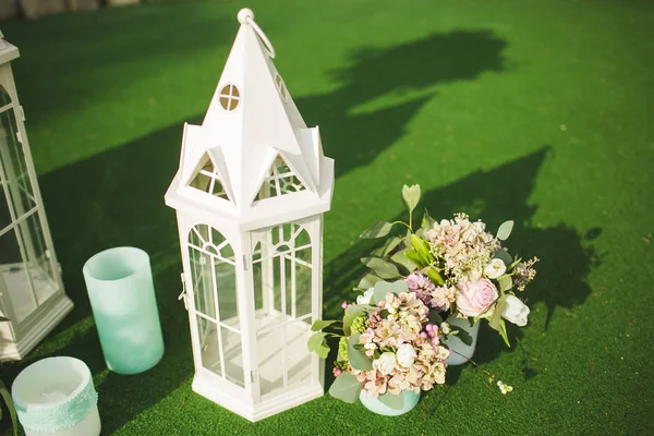 Blumen schmücken eine schöne Hochzeit — Stockfoto