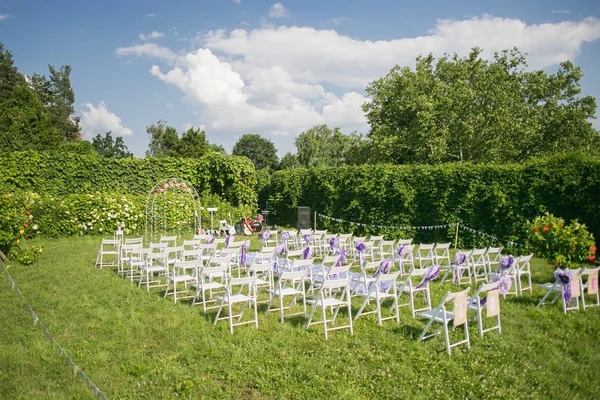 Blommor dekorera bröllop arch — Stockfoto
