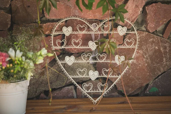 Blumen schmücken eine schöne Hochzeit — Stockfoto