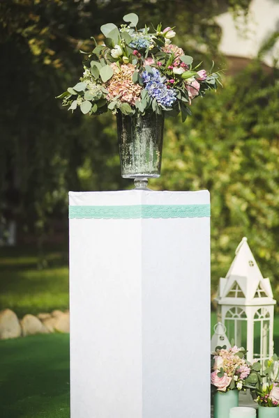 Bloemen versieren een mooie bruiloft — Stockfoto