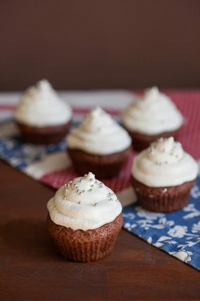 Cupcakes de chocolate com cobertura de queijo creme — Fotografia de Stock