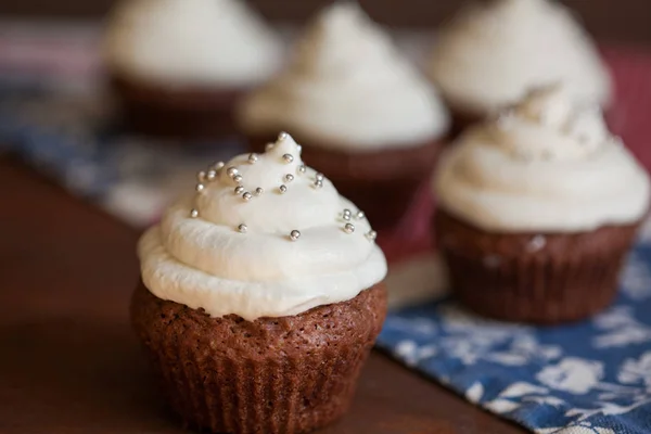 Chocolate cupcakes with cream cheese frosting — Stock Photo, Image