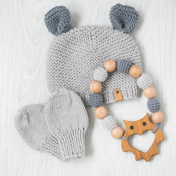 Bonito acolhedor tricotado conjunto de ratos recém-nascidos — Fotografia de Stock