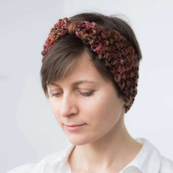 Mulher bonita em tricô headband — Fotografia de Stock