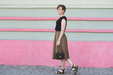 Genç güzel moda kadın portresi açık tam vücut