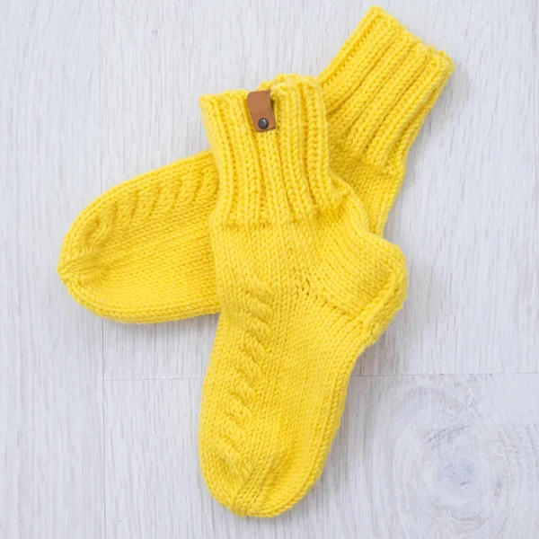Χειροποίητα κίτρινες κάλτσες πλεκτό — Φωτογραφία Αρχείου