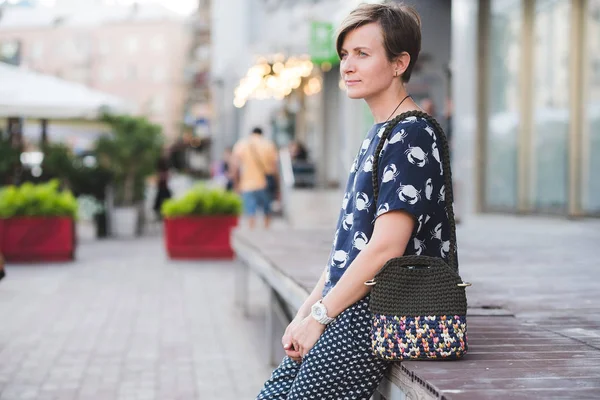 Feche a foto da bolsa de mulher em mãos da mulher na moda — Fotografia de Stock