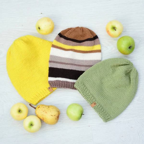 Accogliente maglia per bambini set di cappelli — Foto Stock