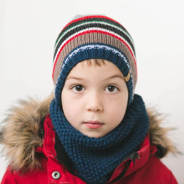 Garoto bonito em wintertima — Fotografia de Stock