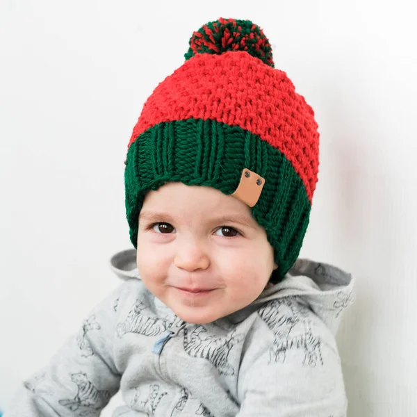 Garoto bonito em Elfo chapéu vermelho-verde — Fotografia de Stock