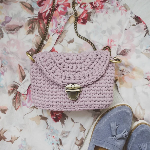 Conjunto plano de accesorios de moda femenina y bolso de mano rosa sobre fondo de color de flores —  Fotos de Stock