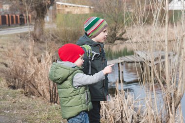 Genç kardeşler birbirlerinin sarılma. Kardeşlik dostluk kavramı.