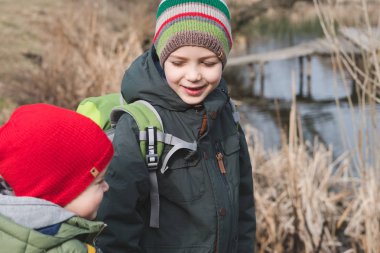 Genç kardeşler birbirlerinin sarılma. Kardeşlik dostluk kavramı.