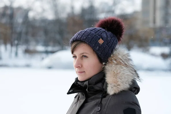 Όμορφη νεαρή γυναίκα. Πορτρέτο του χειμώνα — Φωτογραφία Αρχείου