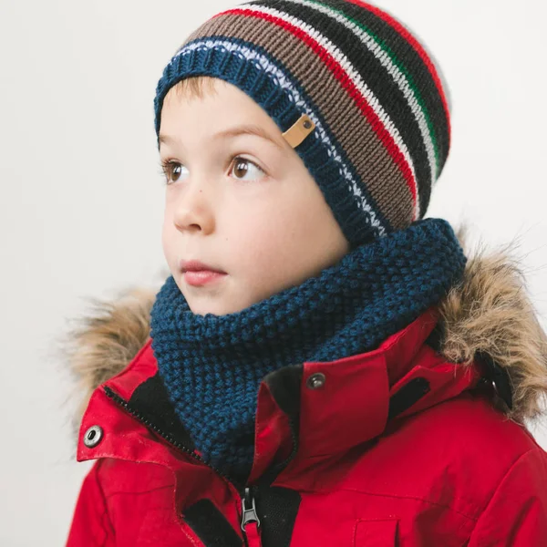 Lindo niño en invierno — Foto de Stock
