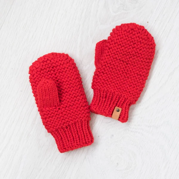 Kuschelige gestrickte Winterhandschuhe — Stockfoto