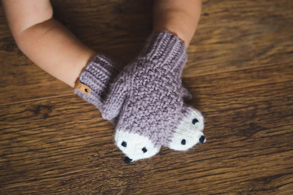 Детские руки в зимних рукавицах из ёжика — стоковое фото