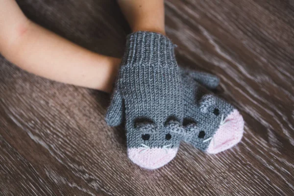 Kind handen in de winter muis wanten — Stockfoto
