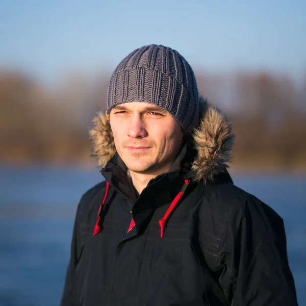 Retrato de jovem na paisagem de inverno — Fotografia de Stock