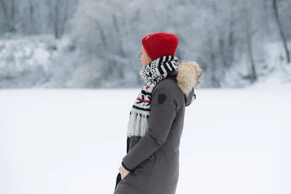 Portret van een jonge man in winterlandschap — Stockfoto