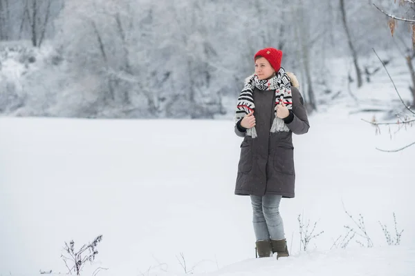 Portrait of young man in winter landscape — Stock Photo, Image