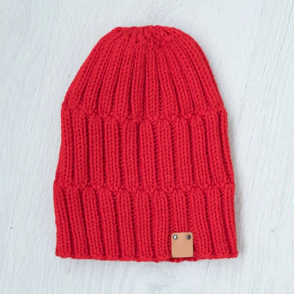 Accogliente cappello rosso a maglia — Foto Stock