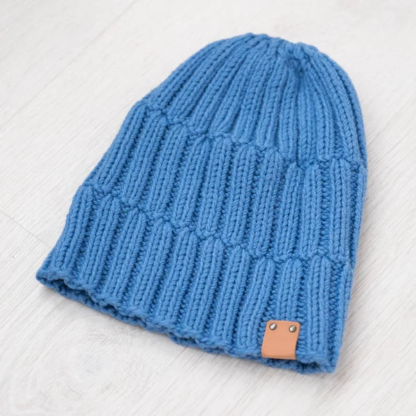 Kuschelige gestrickte blaue Mütze — Stockfoto