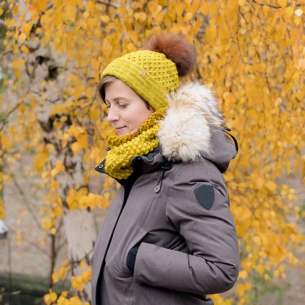 Frau geht im Herbstpark spazieren. Nachdenklich und träumend — Stockfoto