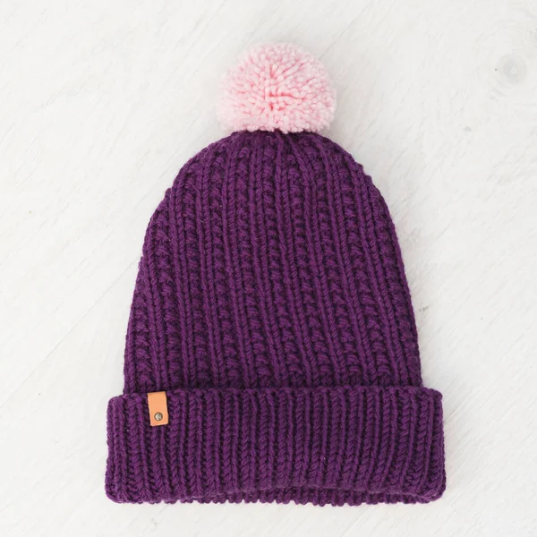 Samimi örülmüş kış şapkası — Stok fotoğraf