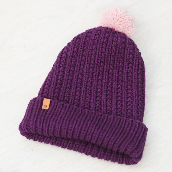 Samimi örülmüş kış şapkası — Stok fotoğraf