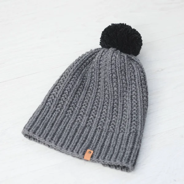 Acogedor sombrero de invierno de punto —  Fotos de Stock