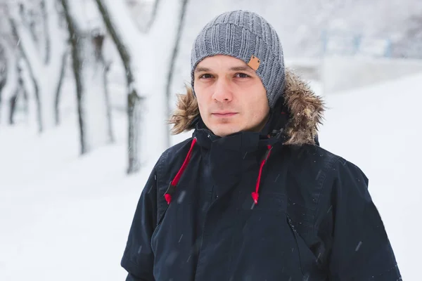 Retrato de jovem na paisagem de inverno — Fotografia de Stock