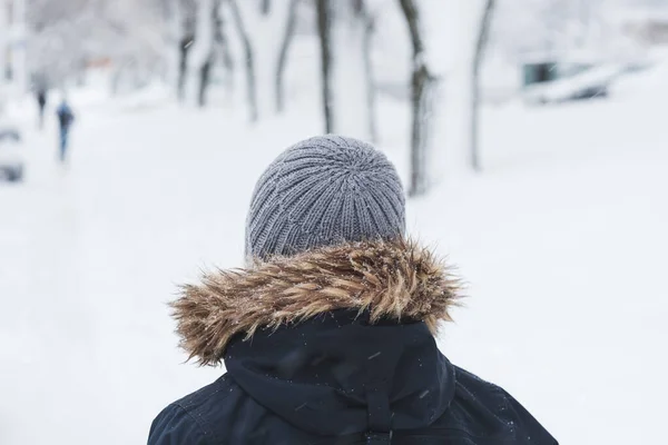 Retrato del joven en el paisaje invernal — Foto de Stock