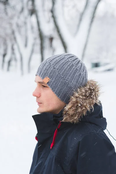 Portret van een jonge man in winterlandschap — Stockfoto