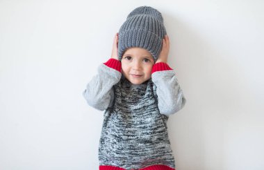 kış zamanında şirin çocuk