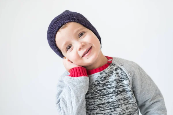 Lindo niño en invierno — Foto de Stock