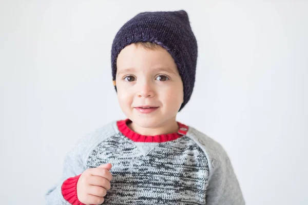 Lindo niño en invierno — Foto de Stock