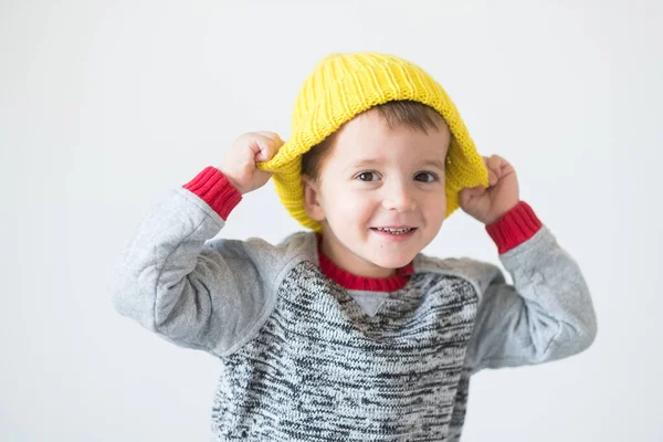 Garoto bonito no tempo de inverno — Fotografia de Stock