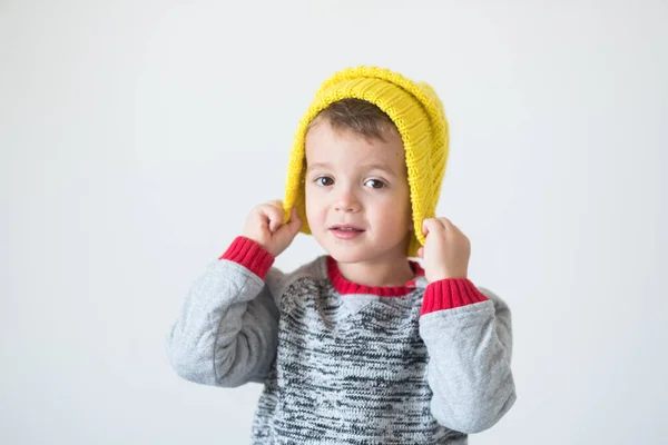 Carino bambino nel periodo invernale — Foto Stock