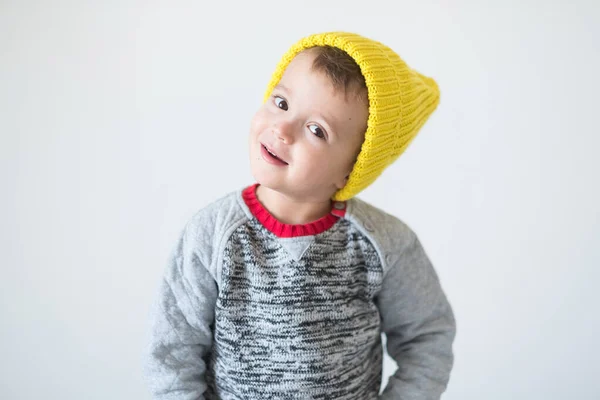 Lindo niño en invierno — Foto de Stock