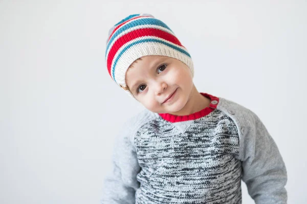 Lindo niño en invierno — Foto de Stock