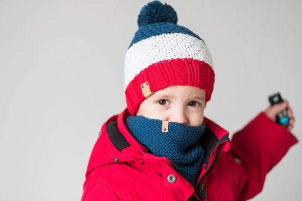 Garoto bonito no tempo de inverno — Fotografia de Stock