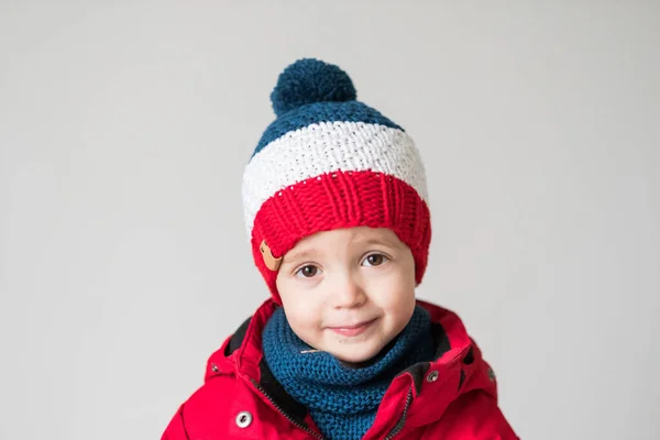 Carino bambino nel periodo invernale — Foto Stock