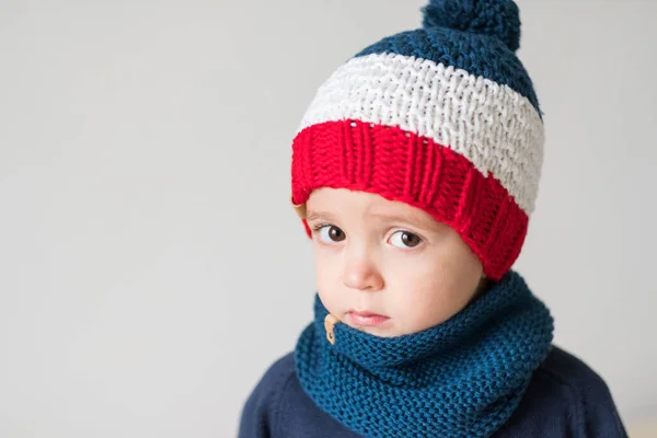 Lindo niño en invierno — Foto de Stock