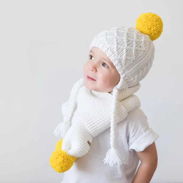 Lindo niño en invierno — Foto de Stock