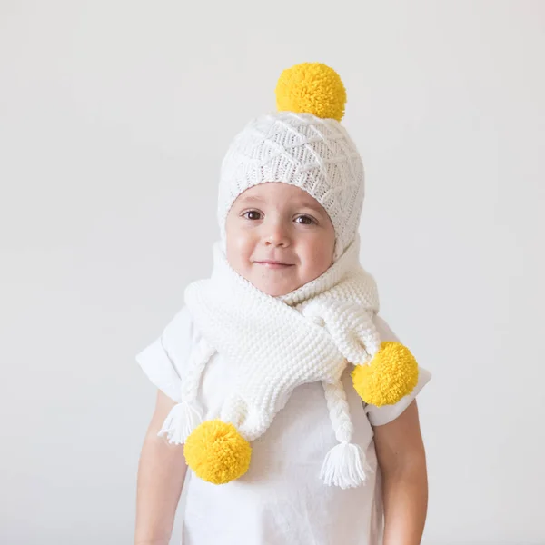 Lindo niño en invierno — Foto de Stock