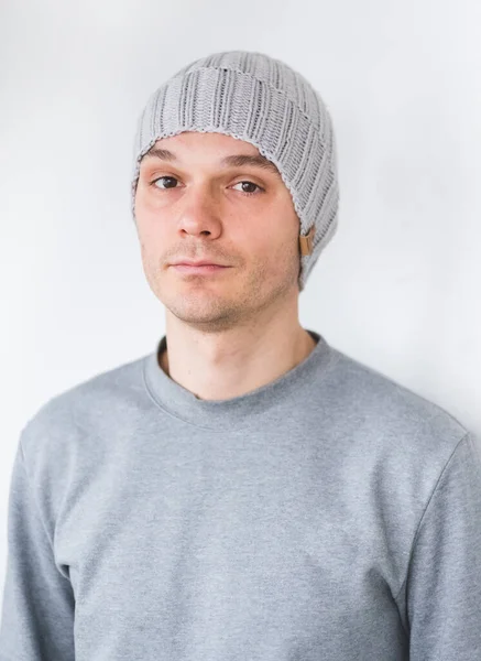 Porträtt av ung man i hatt — Stockfoto